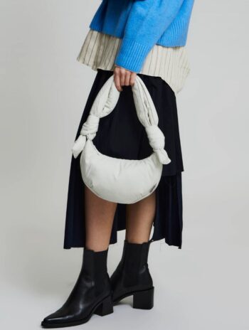 Bolso acolchado media luna hecho con tejido reciclado RPET