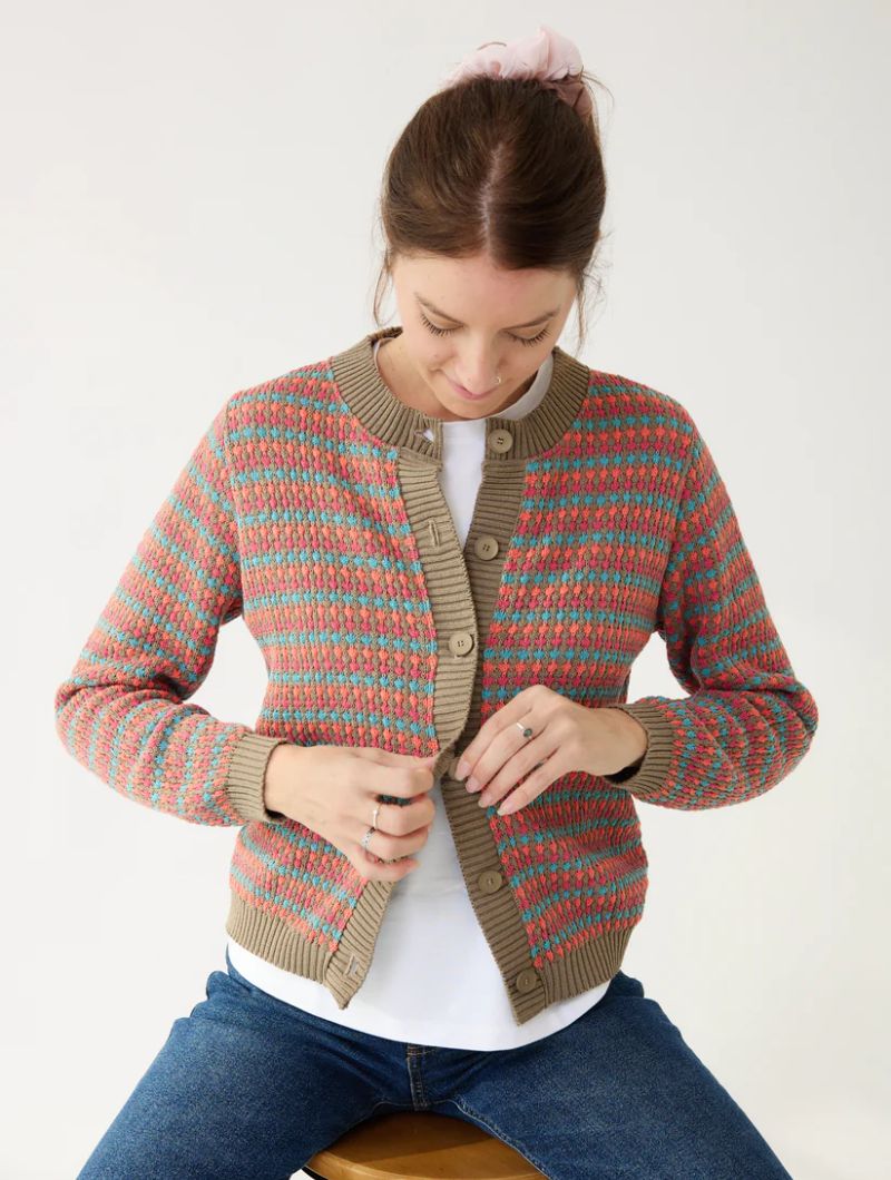 Cárdigan arena con relieve multicolor para mujer