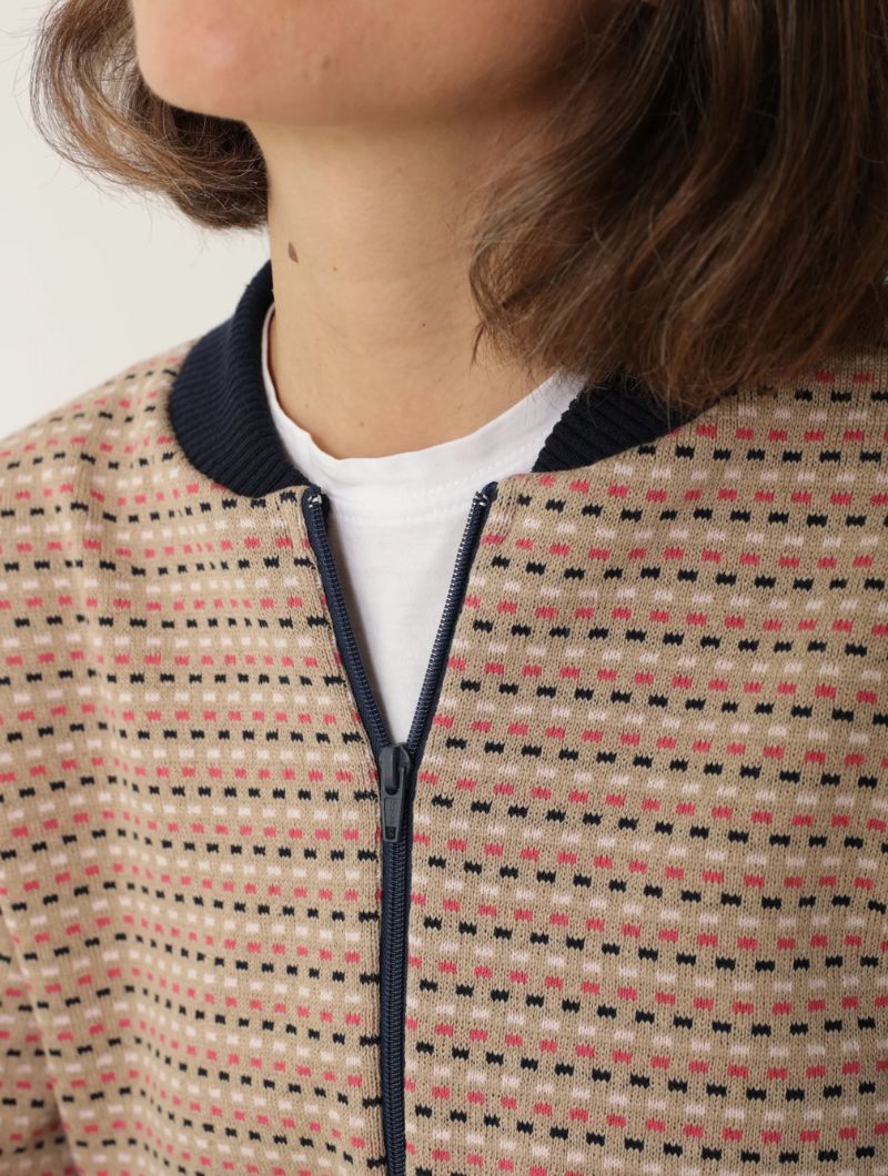 Chaqueta arena con bloques fucsia y rosa para mujer - Imagen 2