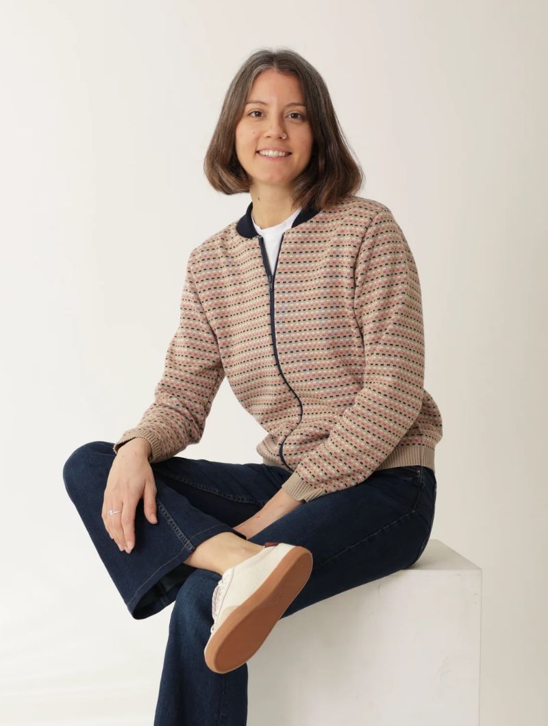 Chaqueta de punto para mujer en color arena con bloques fucsia y rosa palo