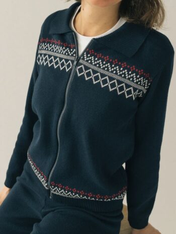 Chaqueta azul marino de punto con cremallera y cenefa geométrica hecha con algodón reciclado