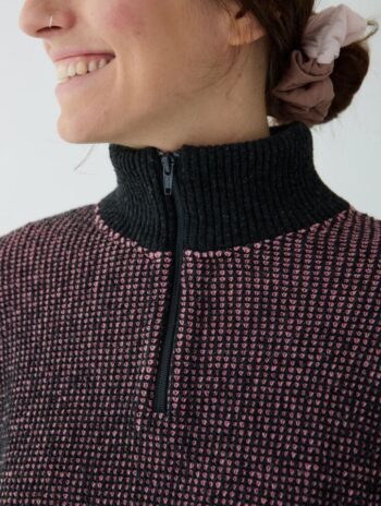 Alternative view of Jersey media cremallera con cuello alto para mujer