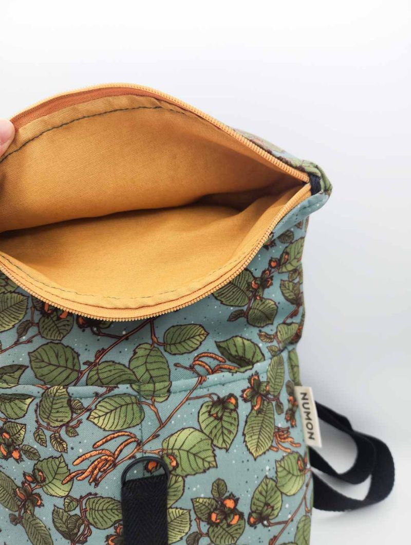 Mini mochila reciclada estampado avellana - Imagen 2