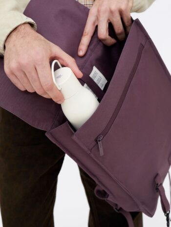 Alternative view of Mochila cuadrada con solapa de tejido reciclado