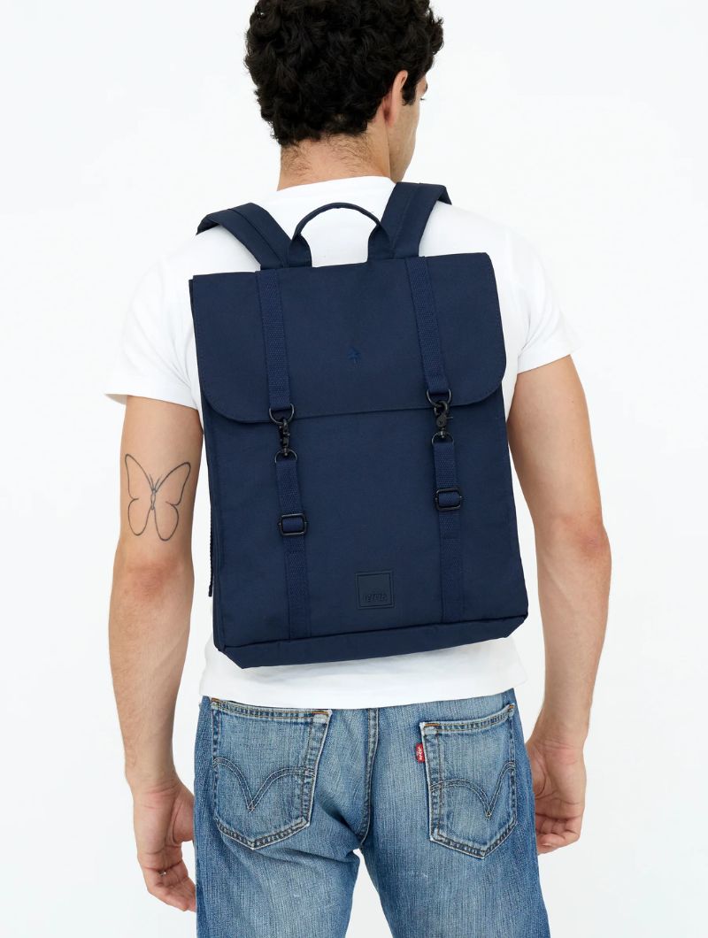 Mochila cuadrada con solapa de tejido reciclado