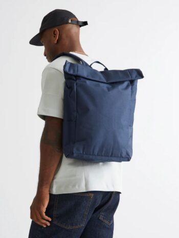 Mochila enrollable de tejido reciclado con doble posición y compartimento para portátil