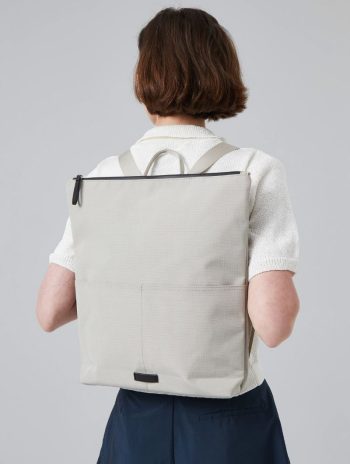 Mochila minimalista con cremallera impermeable hecha de tejido reciclado