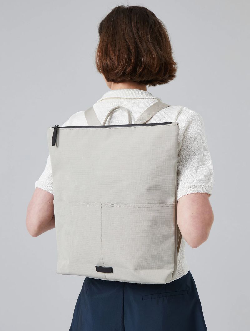 Mochila minimalista con cremallera impermeable hecha de tejido reciclado