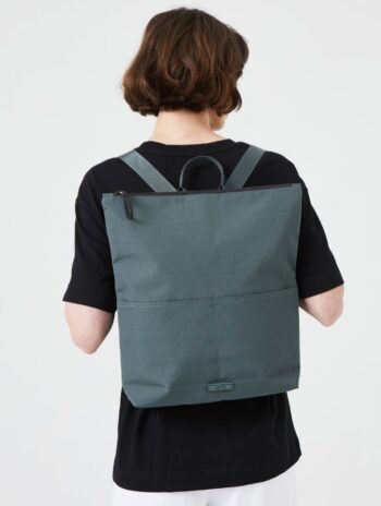 Mochila minimalista con cremallera impermeable hecha de tejido reciclado