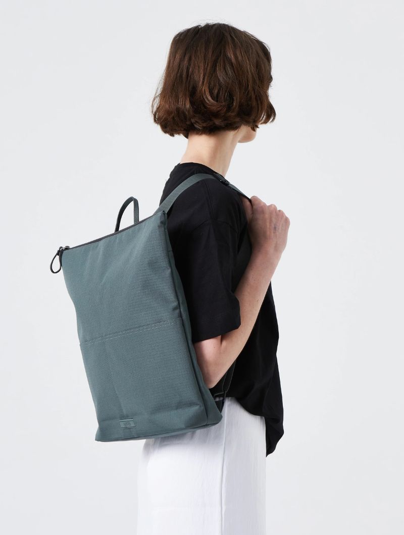 Mochila minimalista con cremallera de tejido reciclado - Imagen 3