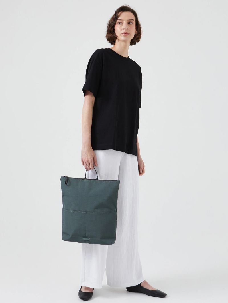 Mochila minimalista con cremallera de tejido reciclado - Imagen 2