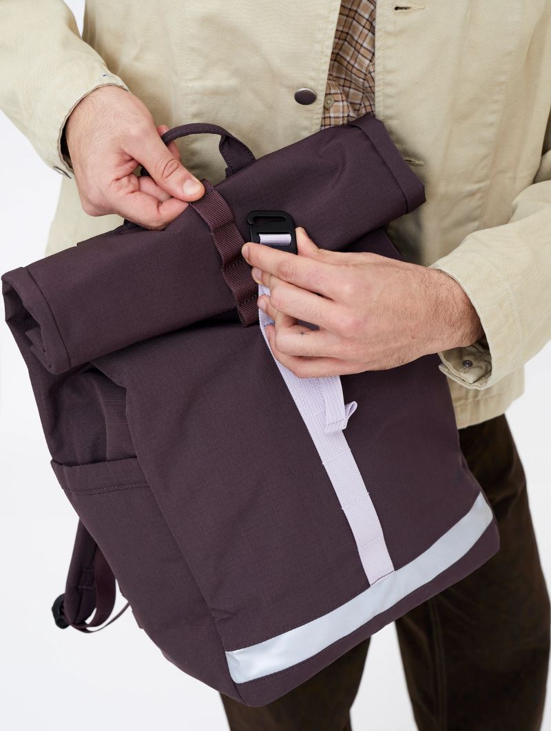 Mochila urbana roll top de tejido reciclado - Imagen 3