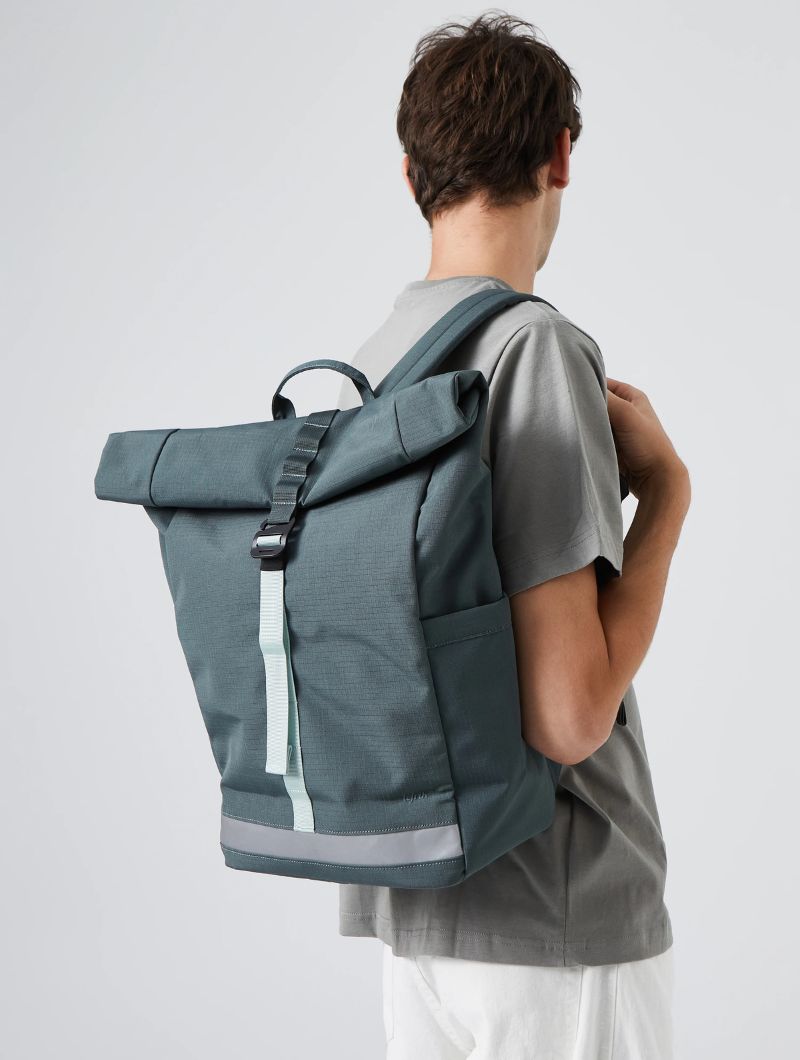 Mochila urbana roll top de tejido reciclado con banda reflectante y compartimento para portátil