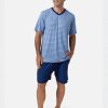 Pijama corto azul de modal para hombre con camiseta de rayas y cuello pico y pantalón corto liso.