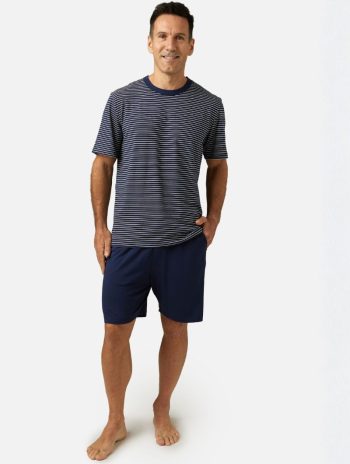 Pijama corto azul marino de modal para hombre con camiseta de rayas finas y pantalón corto liso.