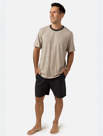 Pijama corto plomo de modal para hombre con camiseta de rayas finas y pantalón corto liso oscuro.