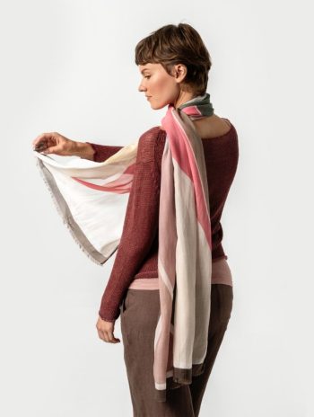 Alternative view of Fular estampado de modal y algodón orgánico