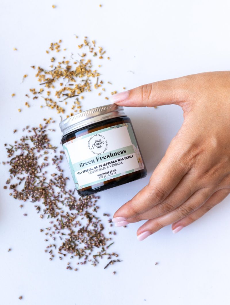 Vela aromática natural ecológica de cera vegetal en envase de vidrio reutilizable