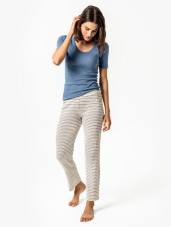 Pijama de manga corta a rayas calado de algodón orgánico.