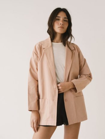 Americana de sarga en color rosa empolvado de algodón orgánico con solapas y bolsillos delanteros.