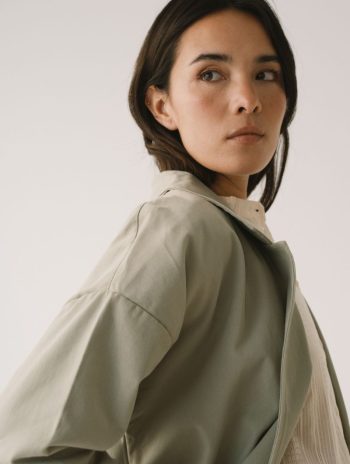 Alternative view of Americana de sarga verde salvia de algodón orgánico