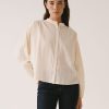 Blusa oversize de cuello mao con botones y espalda fruncida en algodón orgánico