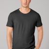 Camiseta básica de hombre con detalle de cuello enrollado.