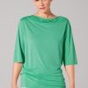 Camiseta holgada de mujer con escote cascada de cáñamo y lyocell.