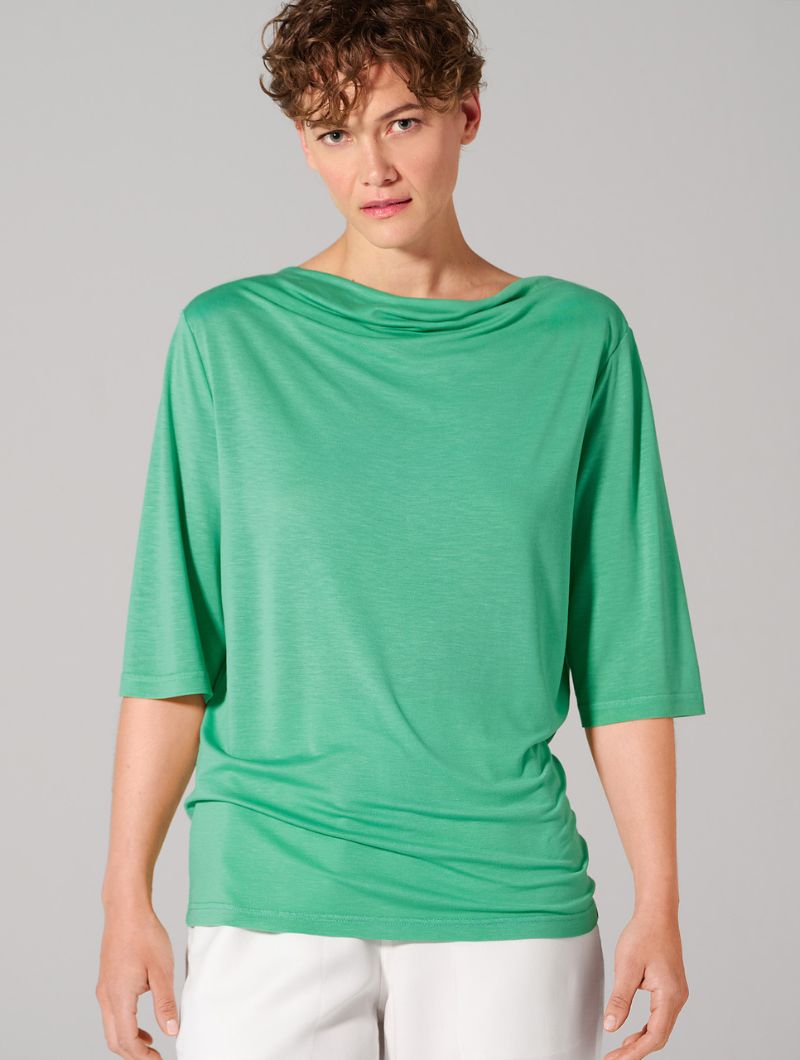 Camiseta holgada de mujer con escote cascada de cáñamo y lyocell.