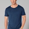 Camiseta de manga corta para hombre en color azul marino con detalle de costuras planas y cuello redondo.