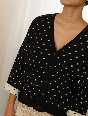 Alternative view of Cárdigan oversize negro con diamantes