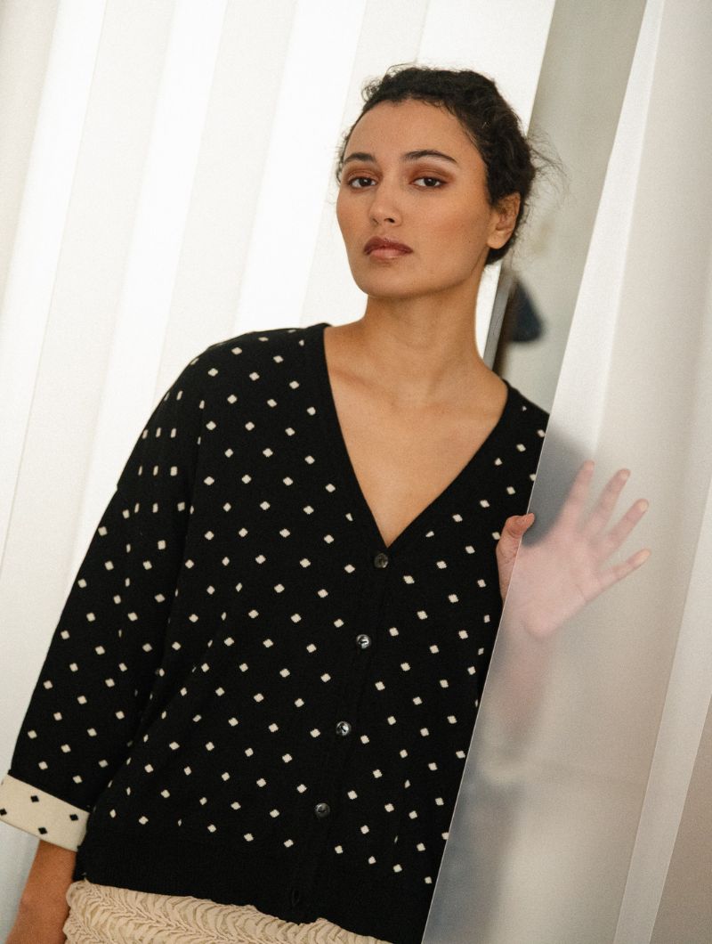 Cárdigan oversize negro con diamantes - Imagen 4