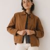 Chaqueta oversize marrón de sarga de algodón orgánico con bolsillos frontales para mujer