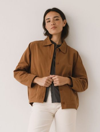 Chaqueta oversize marrón de sarga de algodón orgánico con bolsillos frontales para mujer