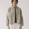 Chaqueta oversize verde salvia de sarga de algodón orgánico con bolsillos de parche para mujer