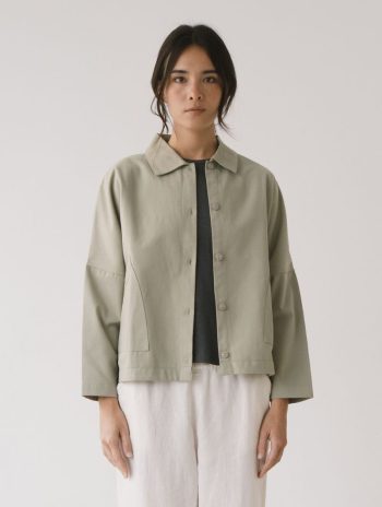 Chaqueta oversize verde salvia de sarga de algodón orgánico con bolsillos de parche para mujer