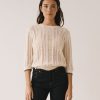 Jersey calado crudo de algodón orgánico con textura vertical y cuello redondo para mujer