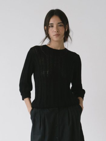 Jersey calado negro de algodón orgánico con textura vertical y cuello redondo para mujer