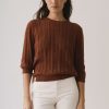 Jersey calado rojo arcilla de algodón orgánico con cuello redondo para mujer
