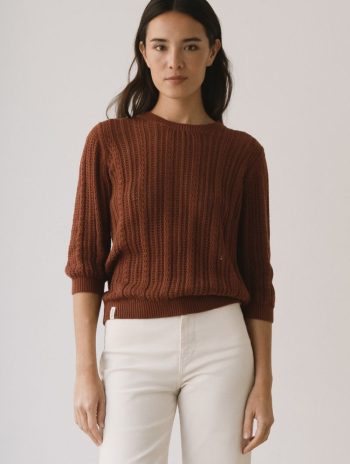 Jersey calado rojo arcilla de algodón orgánico con cuello redondo para mujer