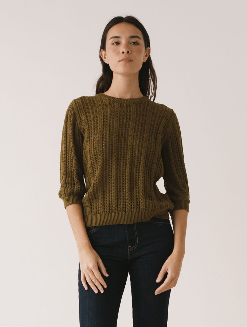 Jersey calado verde de algodón orgánico con textura vertical y cuello redondo para mujer