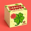Caja de regalo del kit Buena Suerte junto a un bulbo, una pastilla de sustrato y una maceta biodegradable de fibra natural.