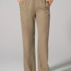 Pantalón fluido de color camel con cintura elástica