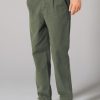 Hombre vistiendo pantalones cargo de cáñamo y algodón orgánico en color grafito con detalle de pinzas frontales.