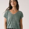 Top calado azul claro de tricot de algodón orgánico con escote en pico y manga corta para mujer