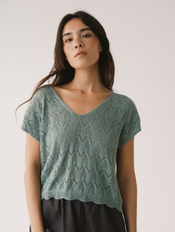 Top calado azul claro de tricot de algodón orgánico con escote en pico y manga corta para mujer