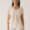 Top calado crudo de tricot de algodón orgánico con escote en pico para mujer