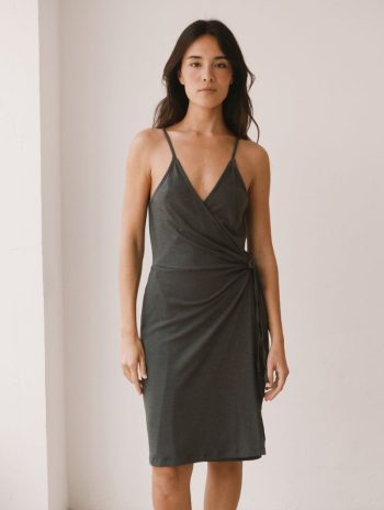 Vestido cruzado de tirantes finos en algodón orgánico y tencel con lazada lateral