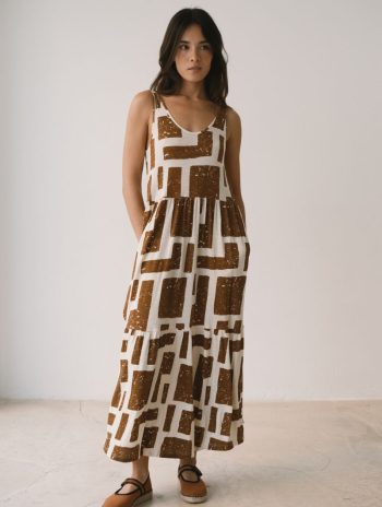 Vestido largo estampado marrón con volante inferior y bolsillos laterales