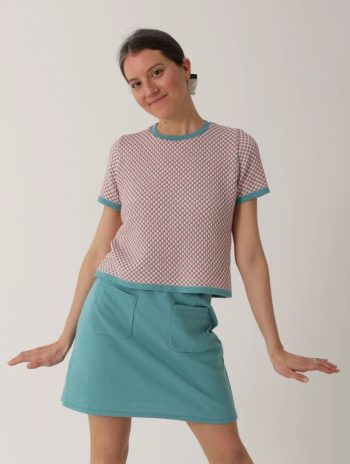 Camiseta de punto multicolor de manga corta con patrón geométrico y ribetes en contraste para mujer